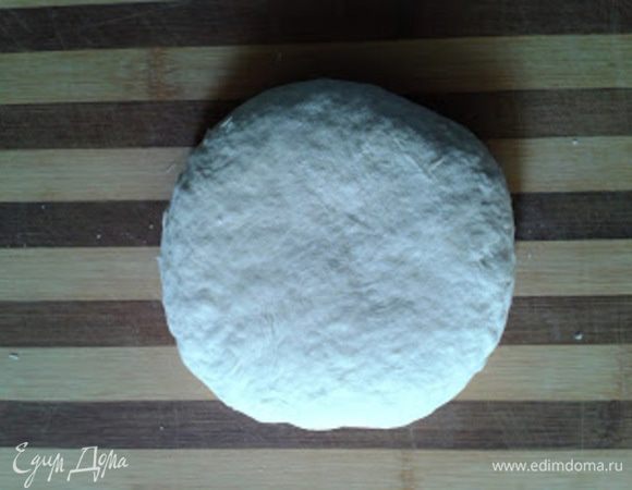 Замесить тесто. Месить тесто в течении 10 минут. Регулируйте количество воды и муки. Тесто должно получится эластичное.