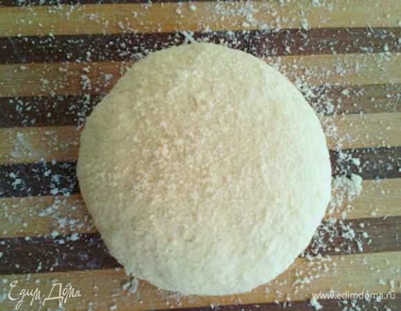 Добавить тертый сыр и вновь замесить тесто. Накрыть тесто пленкой и оставить на 30 минут в теплом месте.