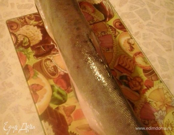 Берем целую замороженную горбушу. Даем ей немного разморозиться, но не до конца. Так ее легче будет чистить.