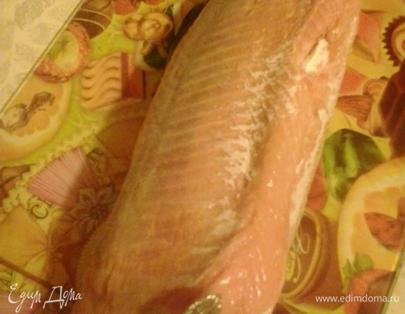 С рыбки снимаем кожу. Затем удаляем голову.