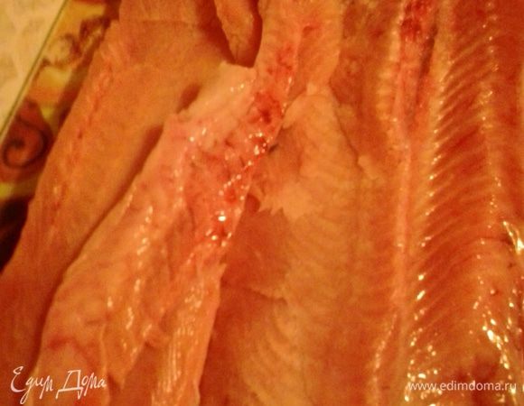 Острым ножом срезаем филе от хребта. Если получается, то можно сразу выбрать косточки из филе, а если нет, то это легко сделать, когда будем нарезать рыбку для подачи на стол.