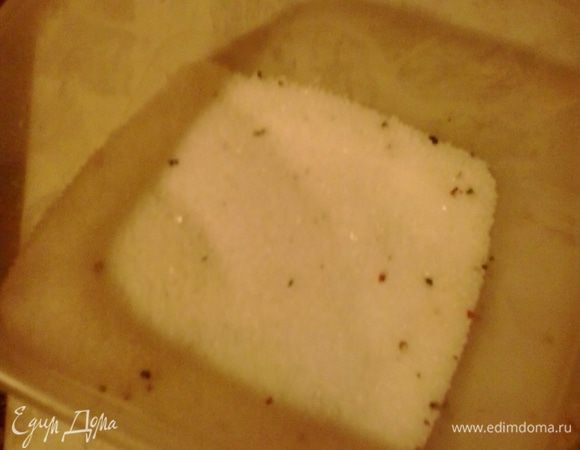 Смешиваем соль и сахар. При желании можно добавить свежемолотый перец. Я так и сделала.