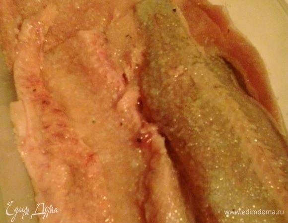 Теперь берем наше филе. Укладываем в пластиковый контейнер, присыпая смесью соли и сахара и поливая растительным маслом. Не забываем на дно контейнера также насыпать соли и смазать дно маслом. Контейнер закрываем крышкой и ставим на сутки-двое в холодильник. Готовую рыбку нарезаем тонкими кусочками, выбираем косточки и едим кому как нравиться!!!!