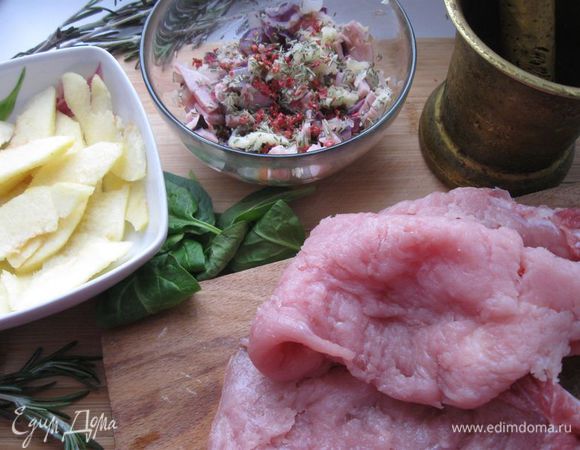 Свинину отбить, шпинат помыть, просушить. Айву очистить, разрезать на половинки, очистить от семян, одну половинку порезать на максимально тонкие дольки, другую на кусочки.