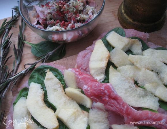 На них – тонкие дольки айвы.