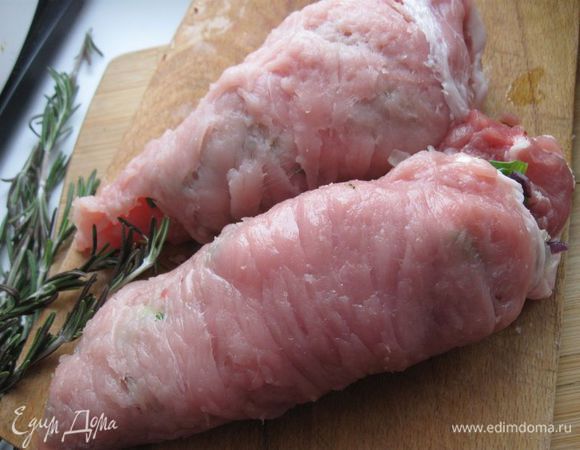 Срезать с кости. Свернуть рулеты.