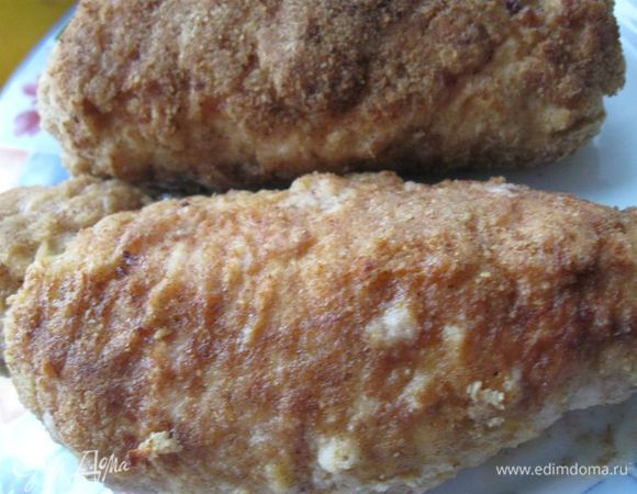 Перевязать кулинарной нитью, обмакнуть в муку, затем во взбитое яйцо, сухари. Обжарить со всех сторон. Поместить в духовку, разогретую до 200 градусов на 30 минут на противень, смазанный маслом. Вынуть, слегка остудить,  аккуратно снять нить.