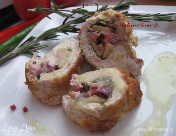 Приготовить соус: нарезать половинку айвы, добавить 70 мл воды и 70 мл вина (жидкости можете взять чуть меньше или больше – зависит от размера айвы), поставить на огонь, выпарить примерно на половину  и до мягкости айвы. Протереть через сито, добавить мед, сахар, соль по вкусу. Оформить блюдо веточкой розмарина.
Приятного аппетита!
