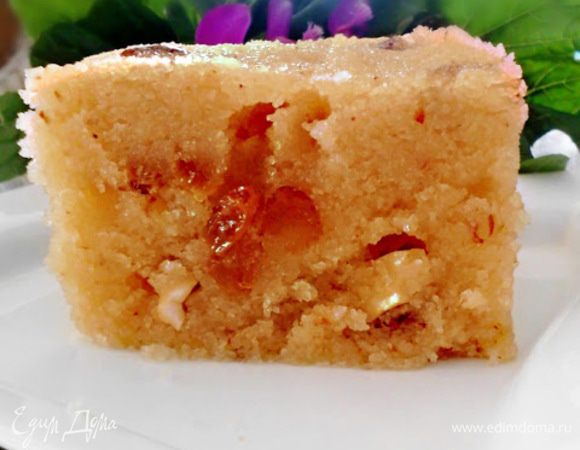 В кастрюле с широким дном нагреваем масло, постепенно добавляем манную крупу и постоянно перемешиваем. Лучше использовать деревянную ложку. Манная крупа должна потемнеть, стать светло-коричневого цвета.