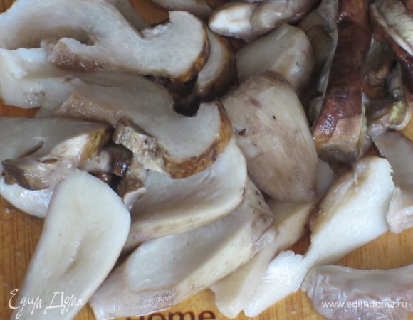 Грибы нарезать пластинками. Натереть цедру апельсина.