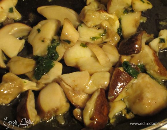 Лук и петрушку измельчить и обжарить на оливковом масле на слабом огне. Добавить грибы и обжарить 2 минуты на сильном огне. Посолить,поперчить,накрыть крышкой и довести до готовности на слабом огне.