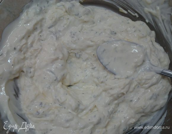 Натереть сыр и чеснок на мелкой терке. Все смешать. Можно добавить любую зелень. 