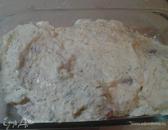 Намазать этой смесью бедрышки. Я люблю обильно смазывать. Поставить в духовку на 30 минут, которая разогрета до 200 градусов.