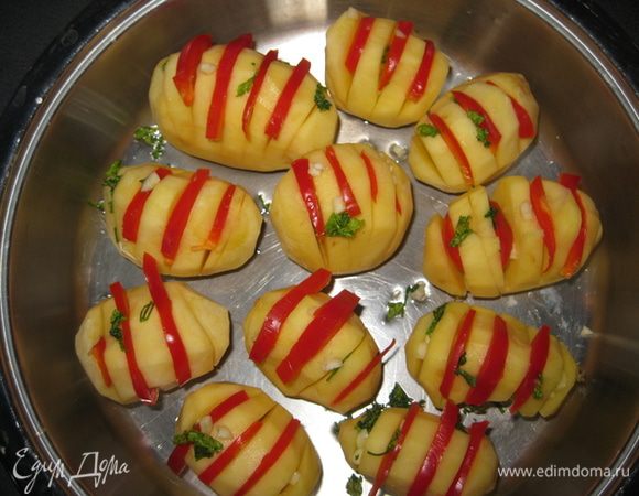 Начиняем разрезы чесноком, петрушкой и красным перцем. Солим по вкусу.