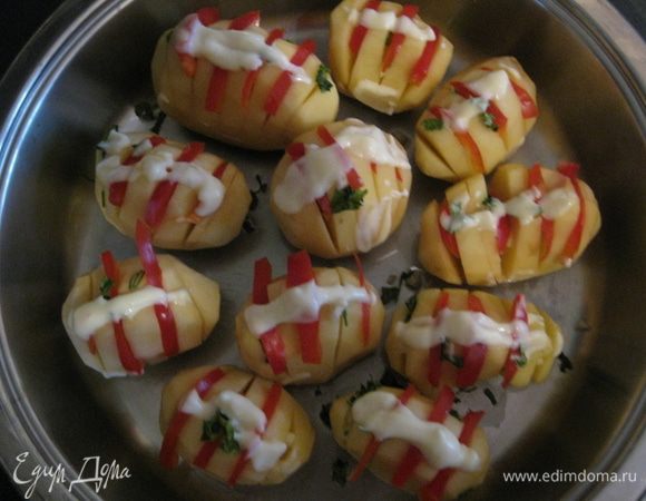 Выкладываем картофель на противень с растительным маслом. На верх картошки выкладываем  майонез.