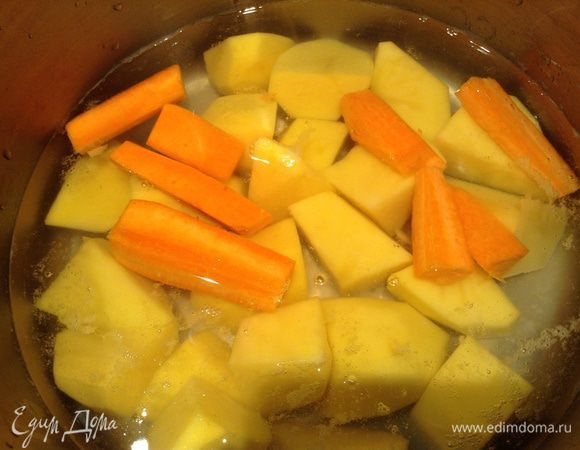 Отварить картошку и морковь.