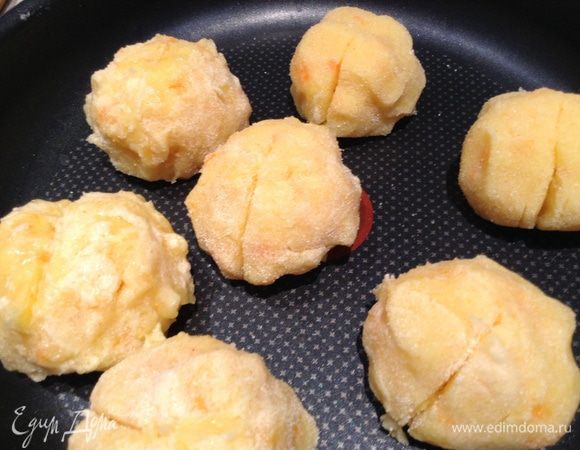 Размять картошку с морковкой, добавить масло. сделать лепешку, в центр положить оливку и сформировать "персик".