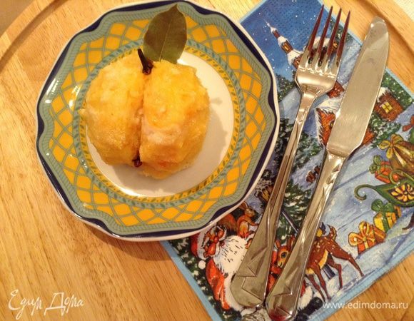 Обвалять в белке и в манке. Запекать при 180 градусах 10 мин.  Воткнуть гвоздику и листик.