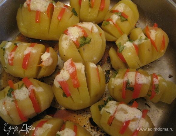 Ставим в духовку на 40 минут и запекаем. Если у Вас картофель крупный до 1 часа. 
Приятного аппетита!