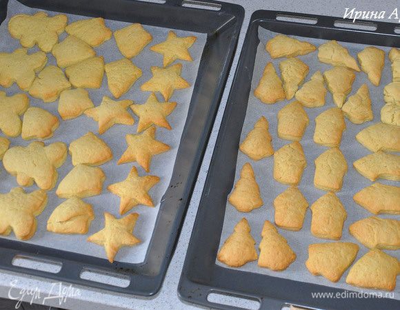 Остудить печенье. Смешать пудру, молоко и красители. Глазурью быстро украсить и оставить застывать в течение 1-2 часов.