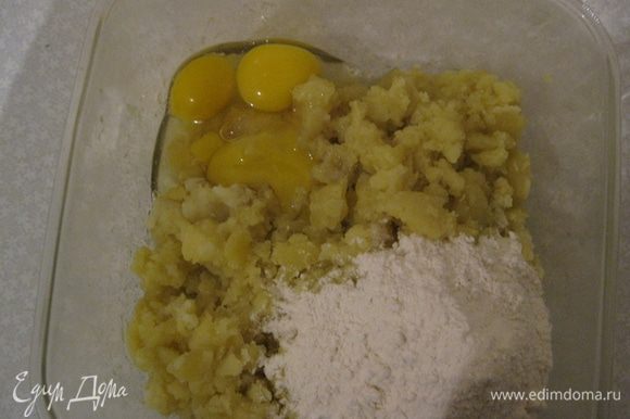 Картофель отварить в мундире, почистить и пропустить через мясорубку или размять. Добавить муку, яйца и размешать. Посолить по вкусу.
