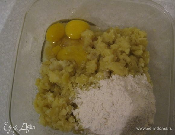 Картофель отварить в мундире, почистить и пропустить через мясорубку или размять. Добавить муку, яйца и размешать. Посолить по вкусу.