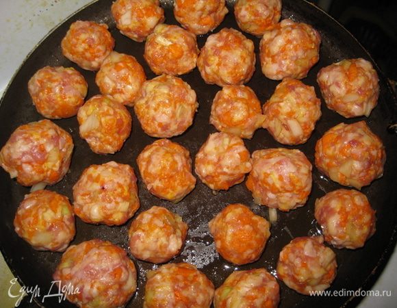 Из полученного фарша сделать фрикадельки и обжарить их на растительном масле.