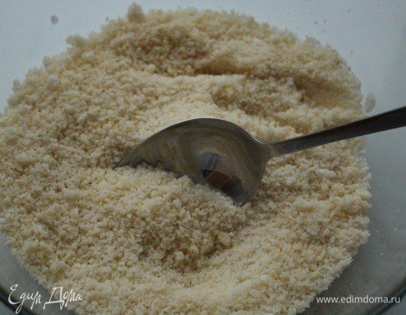 Переложить в чашку, добавить яичный белок и ликер.