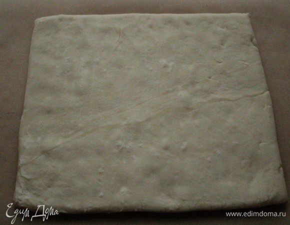 Пласт слоеного теста слегка раскатать.