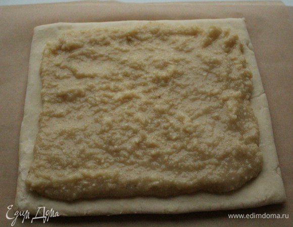 Выложить на него миндальную массу.