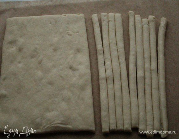 Второй пласт теста нарезать тонкими полосками.