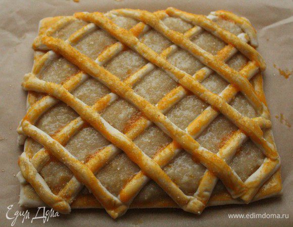 Смазать решетку желтком и посыпать коричневым сахаром.