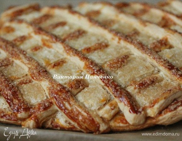 Выпекать 30–35 минут до румяной корочки. Пирог слегка охладить и подавать!