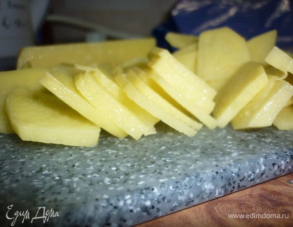 Ставим на плиту воду. Пока она закипает, чистим симпатичную картошку, режем тоненько, как чипсы. В идеале надо бы взять маленькие картошечки и порезать их кружочками. Но жизнь так быстро катится, что требует ускорения процесса. Я почистила крупненькую и порезала сначала на брусочки, а потом на чипсинки.