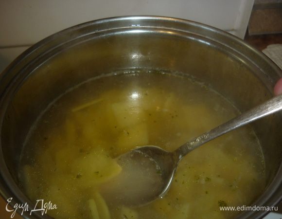 О! Водичка вскипела. Я посолила ее бульонным кубиком, но солью тоже хорошо. И картошечку туда. Пусть поварится минуты 3-4 на медленном огне,т.е. почти до готовности ввиду миниатюрности кусочков. 