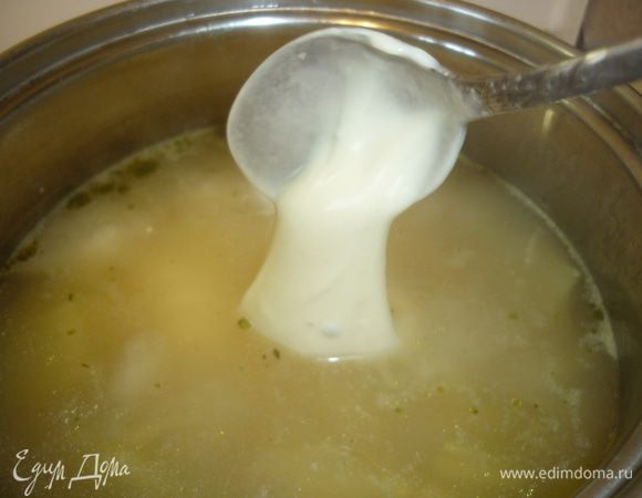 Крышечку с кастрюльки долой. И в кастрюлю добавляем плавленный сырок. У меня сыр мягкий. А если сырок-брикетик, то его порезать (без обертки), и размешать с половничком бульона горячего сначала в мисочке, а потом ко всем остальным товарищам отправить.