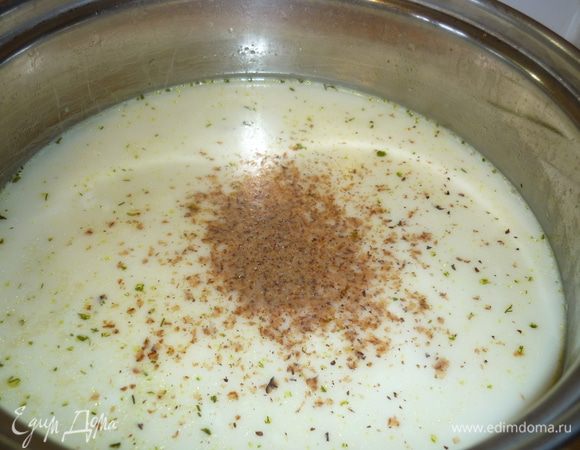 Так, пока есть минутка до закипания супчика, чистим чесночок. Закипело? Чеснок через давилку прямо в кастрюлю, а потом мускатный орех натереть сверху. Супчик забулькает и сам себя перемешает. но все же поможем ему ложкой. Готово.