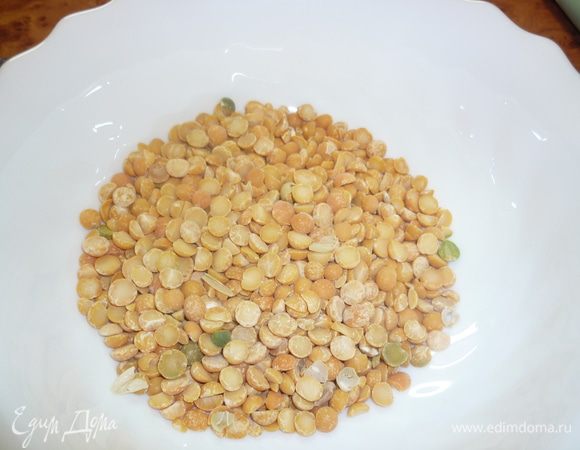 Мясо, симпатичный кусочек с косточкой и жирком (лучше всего - грудинка), в моем случае - свинина, ставим варить. Снимаем пенку, солим и варим мин 30 на очень медленном огне. Горох промыть.