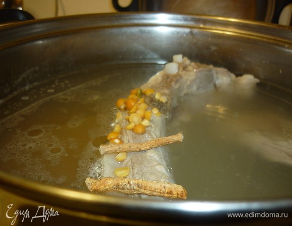 Через полчаса после закипания мяса забрасываем горох.И пусть себе варится до готовности мяса. Даже если горох полностью разварится, то еще лучше будет. Для нежнейшего аромата можно добавить корень петрушки.