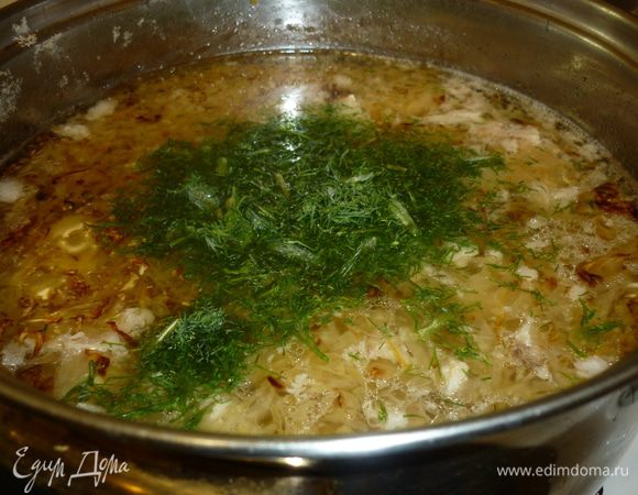 Готовое мясо извлекаем из кастрюли, Убираем кости, мясо рвем на маленькие кусочки. В кастрюлю с бульоном и разваренным горохом выкладываем капусту, мясо, даем закипеть, добавляем зелень, лаврушку. Пусть закипит. И готово. Ведь капуста-то готовая уже.