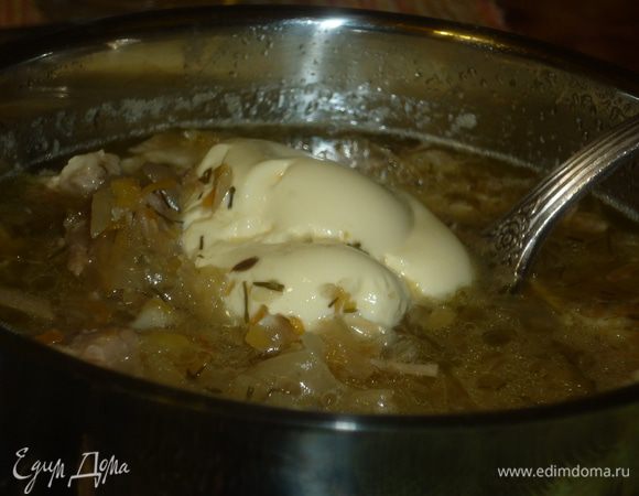 Не было возможности сделать фото симпатичнее. В миску наливаем щи, кладем сметанку или майонез, можно чесночку порезать. Бабуля любила в тарелку положить просто горчицу. Или есть с хлебом черным, намазанным горчицей. Да, вместо гороха в щах отлично справится с ролью загустителя гречка. Очень вкусно. А на второй день щи еще вкуснее.