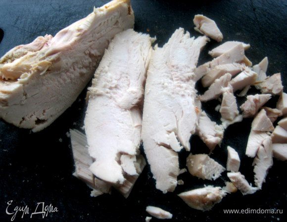 Грудку варёную или от курицы-гриль нарезать на кусочки.