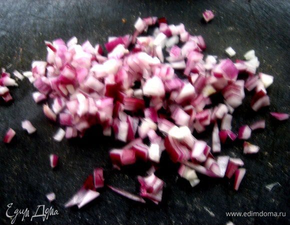 Лук мелко покрошить.
