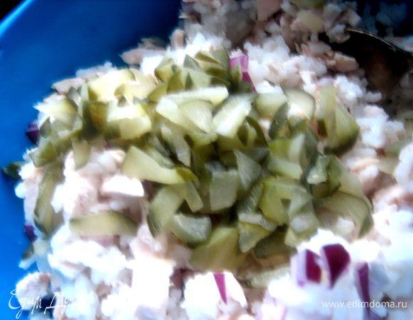 Добавить маринованный огурчик.