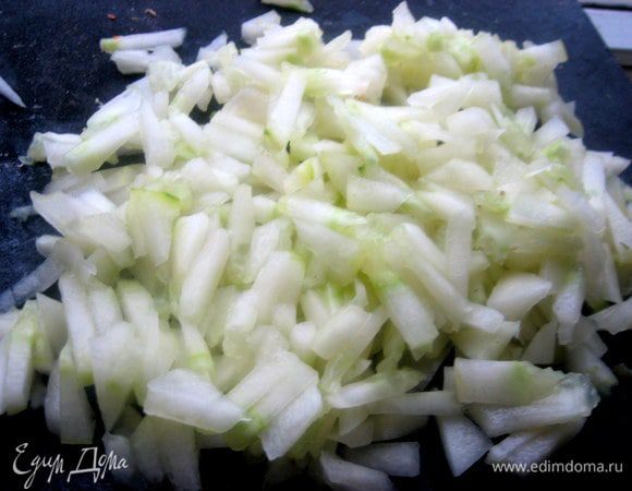 Свежий огурчик очистить от кожицы и нарезать соломкой.
