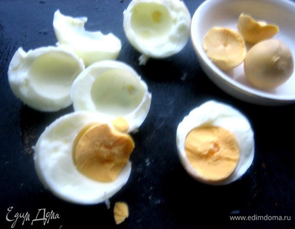 Яйца отделяем белки от желтков (но не обязательно).