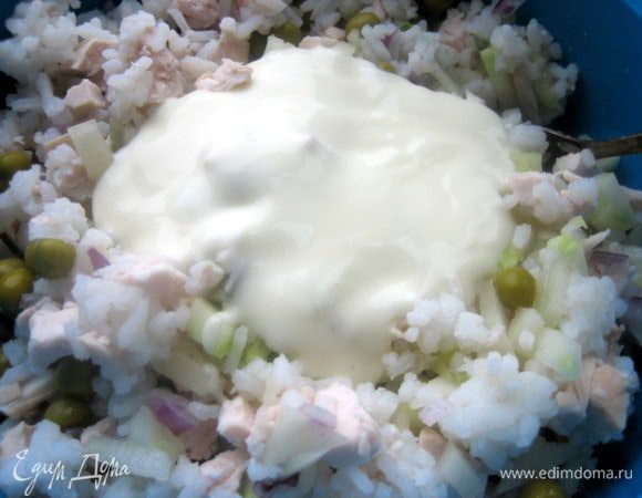 Высыпаем в салат,тзаправляем майонезом. Оставляем немного для верха.