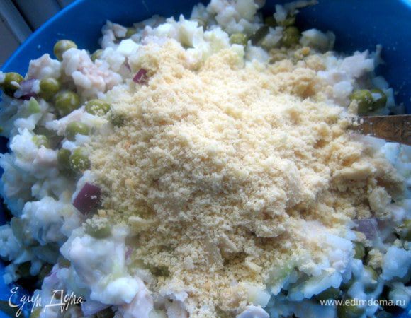 Высыпаем в салат ореховую крошку.