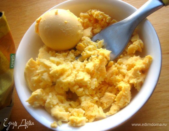 Желтки растираем вилкой в крошку.