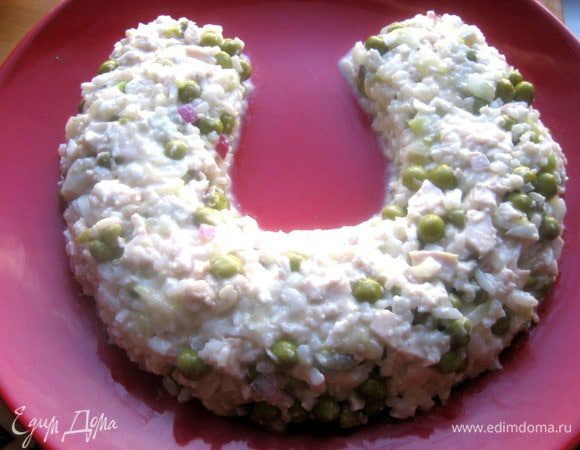 Салат выкладываем в виде подковы,покрываем желтково-майонезной массой.